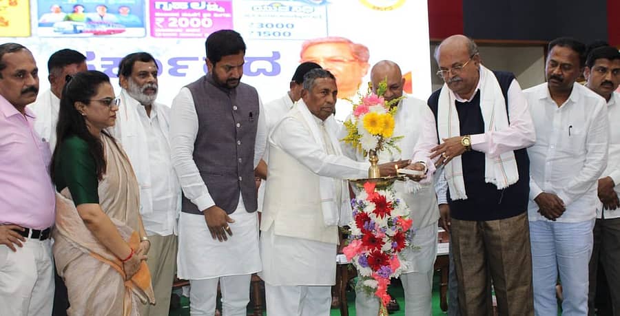 ದೇವನಹಳ್ಳಿ ತಾಲ್ಲೂಕಿನ ಜಿಲ್ಲಾಡಳಿತ ಭವನದಲ್ಲಿ ಹಮ್ಮಿಕೊಂಡಿದ್ದ ರಾಜ್ಯ ಸರ್ಕಾರದ ಪಂಚ ಗ್ಯಾರಂಟಿ ಯೋಜನೆಗಳ ಅನುಷ್ಠಾನ ಕಾರ್ಯಗಾರ ಮತ್ತು ಪ್ರಗತಿ ಪರಿಶೀಲನಾ ಸಭೆಯನ್ನು ಜನಪ್ರತಿನಿಧಿಗಳು, ಅಧಿಕಾರಿಗಳು ಉದ್ಘಾಟಿಸಿದರು.