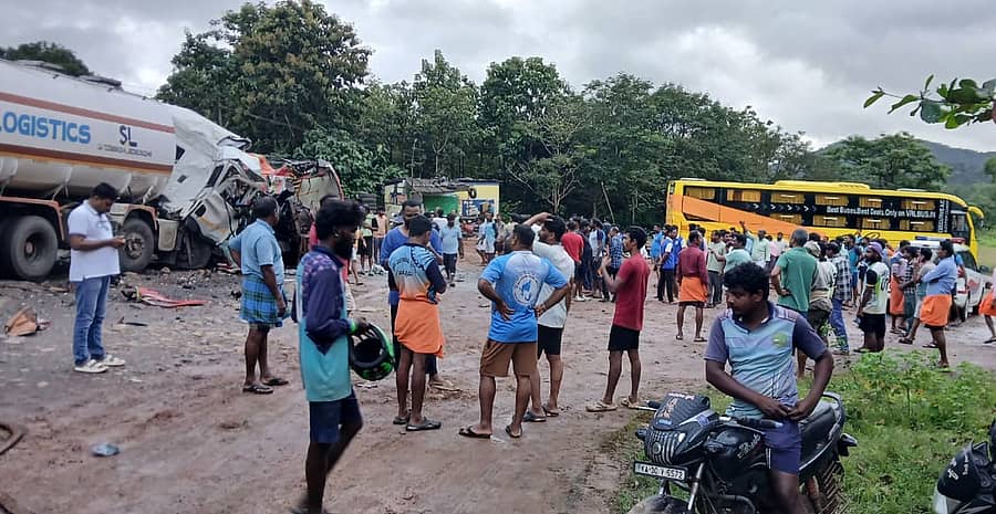 ಅಂಕೋಲಾ ತಾಲ್ಲೂಕಿನ ಕಂಚಿನಬಾಗಿಲು ಸಮೀಪ ಬಸ್–ಟ್ಯಾಂಕರ್ ನಡುವೆ ಅಪಘಾತ ಸಂಭವಿಸಿದ ಸ್ಥಳದಲ್ಲಿ ಜನರು ಸೇರಿದ್ದರು