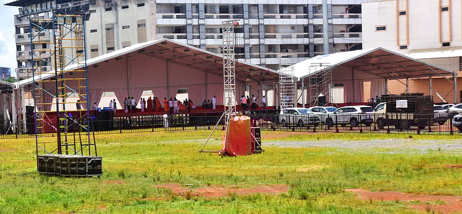 ಹುಬ್ಬಳ್ಳಿಯ ನೆಹರೂ ಮೈದಾನದಲ್ಲಿ ಶುಕ್ರವಾರ ನಡೆಯಲಿರುವ ವೀರಶೈವ ಲಿಂಗಾಯತ ಏಕತಾ ಸಮಾವೇಶಕ್ಕೆ ನಿರ್ಮಿಸಿರುವ ಬೃಹತ್ ವೇದಿಕೆ