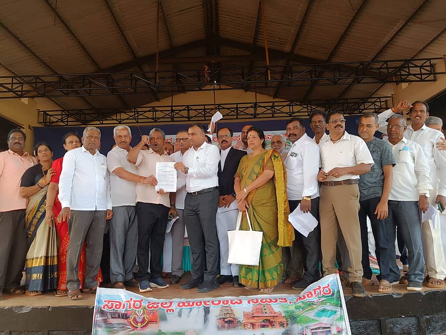 ಸಾಗರದಲ್ಲಿ ಗುರುವಾರ ಸಾಗರ ಜಿಲ್ಲಾ ಹೋರಾಟ ಸಮಿತಿ ವತಿಯಿಂದ ಜಿಲ್ಲಾ ಕೇಂದ್ರವನ್ನಾಗಿ ಪರಿವರ್ತಿಸಬೇಕು ಎಂದು ಒತ್ತಾಯಿಸಿ ಉಪವಿಭಾಗಾಧಿಕಾರಿಗೆ ಮನವಿ ಸಲ್ಲಿಸಲಾಯಿತು