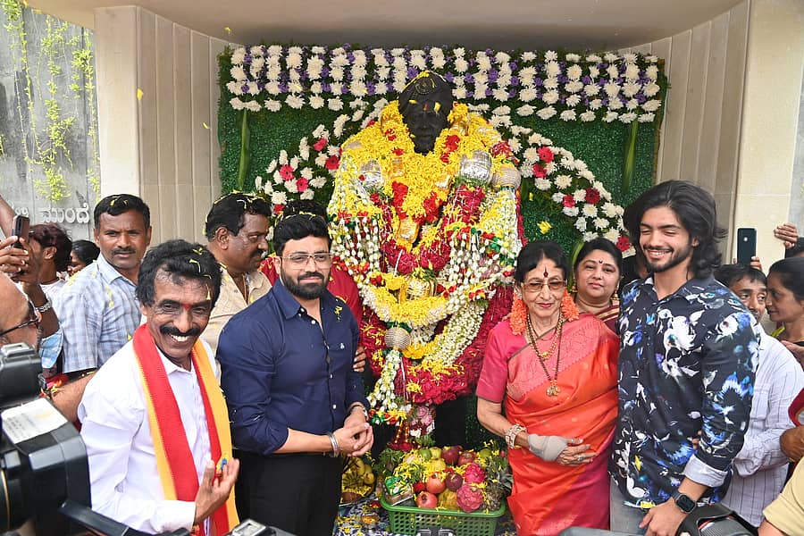 ಮೈಸೂರಿನ ಉದ್ಭೂರ್ ಗೇಟ್ನಲ್ಲಿರುವ ವಿಷ್ಣು ಸ್ಮಾರಕಕ್ಕೆ ವಿಷ್ಣುವರ್ಧನ್ ಪತ್ನಿ ಭಾರತಿ ವಿಷ್ಣುವರ್ಧನ್, ಮಗಳು ಕೀರ್ತಿ ವಿಷ್ಣುವರ್ಧನ್, ಅಳಿಯ ಅನಿರುದ್ಧ್, ಮೊಮ್ಮಗ ಜೇಷ್ಠ ವರ್ಧನ್ ಆಗಮಿಸಿ ವಿಷ್ಣು ಪ್ರತಿಮೆಗೆ ಪೂಜೆ ಸಲ್ಲಿಸಿದರು