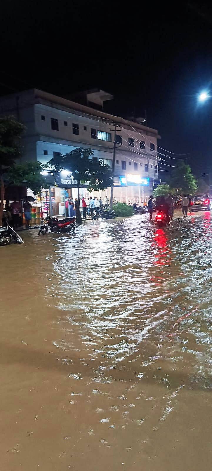 ತಾಳಿಕೋಟೆ  ಪಟ್ಟಣದಲ್ಲಿ ಗುರುವಾರ ಸಂಜೆ ಸುರಿದ ಅಬ್ಬರದ ಮಳೆಗೆ ವಿದ್ಯಾಭಾರತಿ ಪ್ರೌಢಶಾಲೆಯಯ ಬಳಿ ದೇವರಹಿಪ್ಪರಗಿ ರಸ್ತೆಯಲ್ಲಿ ಅಡ್ಡಲಾಗಿ ಹರಿಯುವ ಜಾನಕಿ ಹಳ್ಳಕ್ಕೆ  ಪ್ರವಾಹ ಬಂದು  ರಸ್ತೆಯ ಮೇಲೆ ತುಂಬಿ ಹರಿಯಿತು