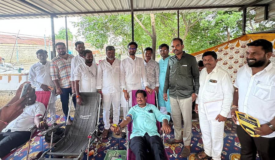 <div class="paragraphs"><p>ಯಾದಗಿರಿಯಲ್ಲಿ ನರೇಂದ್ರಮೋದಿ ಜನ್ಮದಿನ ಹಾಗೂ ಮಾಜಿ ಶಾಸಕ ದಿ.ವೆಂಕಟರಡ್ಡಿ ಮುದ್ನಾಳ್ ಅವರ ಪುಣ್ಯಸ್ಮರಣೆ ನಿಮಿತ್ತ ರಕ್ತದಾನ ಶಿಬಿರ ನಡೆಯಿತು</p></div>