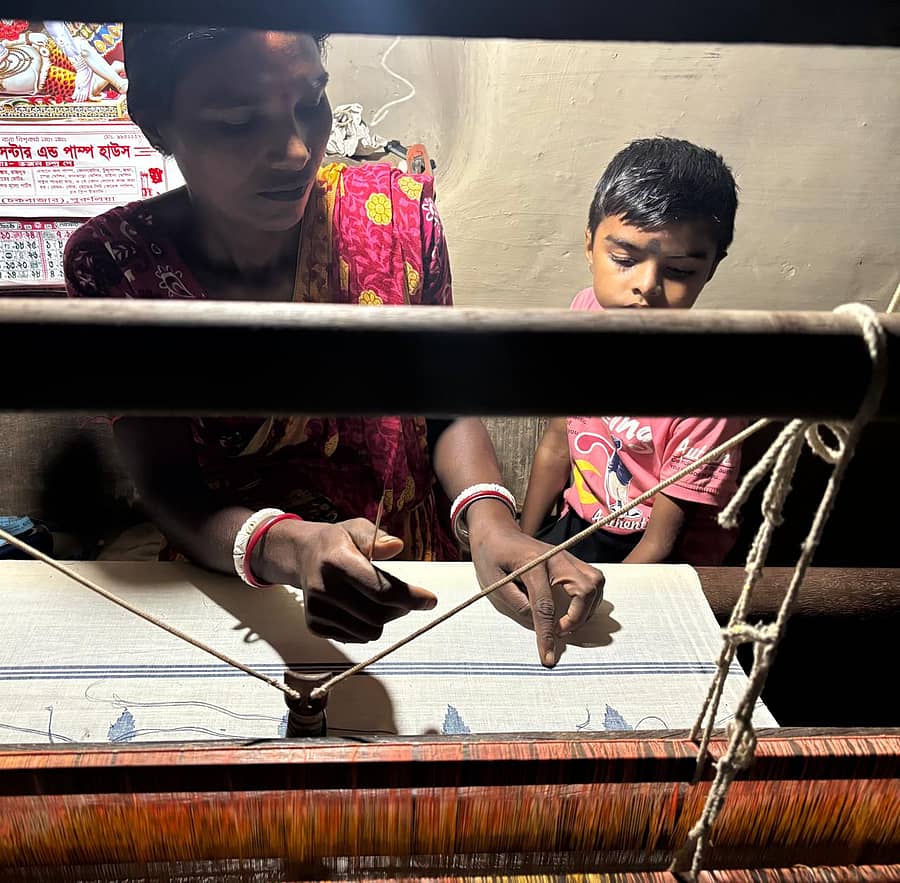 ಕೈಮಗ್ಗದಲ್ಲಿ ವಸ್ತ್ರದ ನೇಯ್ಗೆ(ಸಾಂದರ್ಭಿಕ ಚಿತ್ರ)