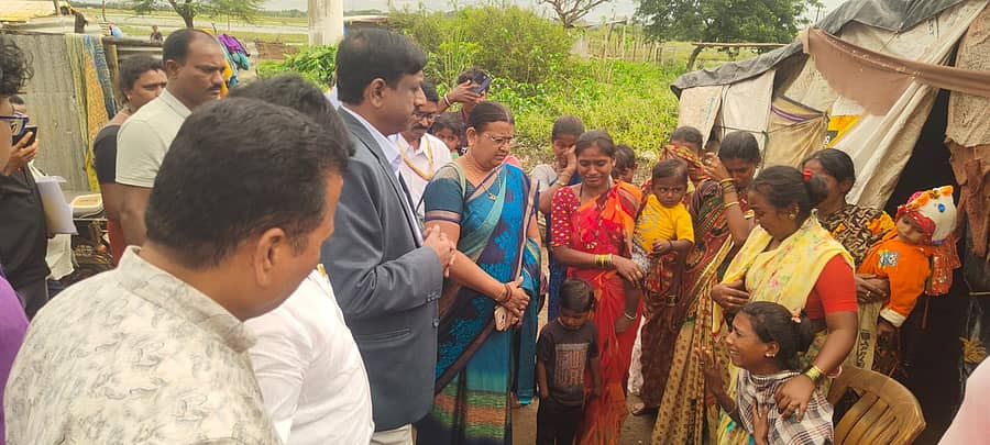 ಹಾವೇರಿ ಜಿಲ್ಲೆಯ ಹಿರೇಕೆರೂರು ತಾಲ್ಲೂಕಿನ ಹಂಸಬಾವಿ ಬಳಿಯ ಚಿಕ್ಕನಜಿ ಕ್ರಾಸ್ನಲ್ಲಿರುವ (ತಿಳವಳ್ಳಿ ಕ್ರಾಸ್) ಕೆರೆಯಲ್ಲಿ ಬಿದ್ದು ಮೃತಪಟ್ಟ ಬಾಲಕಿಯ ಪೋಷಕರು ವಾಸವಿರುವ ಗುಡಿಸಲಿಗೆ ಜಿಲ್ಲಾಧಿಕಾರಿ ವಿಜಯ ಮಹಾಂತೇಶ ಅವರು ಗುರುವಾರ ಭೇಟಿ ನೀಡಿದರು