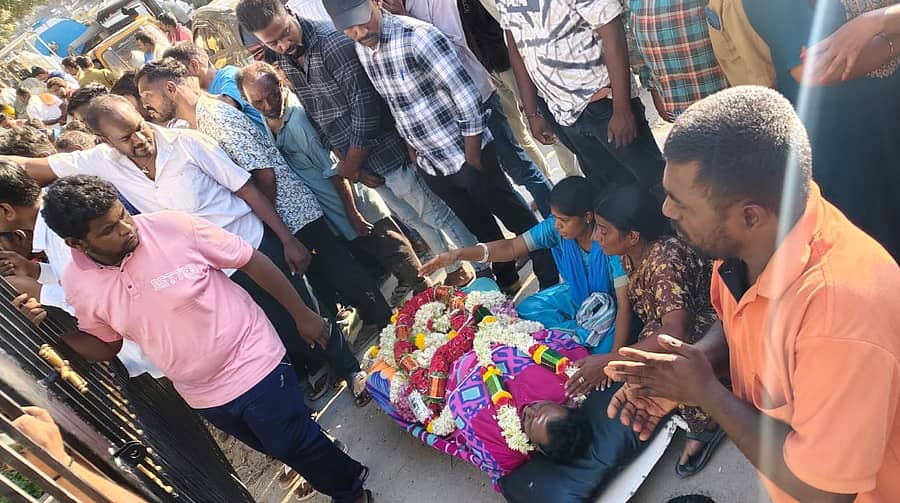 ವಿದ್ಯುತ್ ಕಂಬದಿಂದ ಬಿದ್ದು ಚಿಕಿತ್ಸೆ ಫಲಿಸದೆ ಮೃತಪಟ್ಟ ಬೆಸ್ಕಾಂ ಹೊರಗುತ್ತಿಗೆ ನೌಕರ ಸೂರ್ಯಕುಮಾರ್ ಕುಟುಂಬಕ್ಕೆ ಪರಿಹಾರ ಹಾಗೂ ಕುಟುಂಬದ ಒಬ್ಬರಿಗೆ ಅನುಕಂಪದ ಆಧಾರದ ಮೇಲೆ ಉದ್ಯೋಗ ನೀಡಬೇಕು ಎಂದು ಆಗ್ರಹಿಸಿ, ಕುಟುಂಬದವರು ಹಾಗೂ ಗ್ರಾಮಸ್ಥರು ರಾಮನಗರದಲ್ಲಿರುವ ಬೆಸ್ಕಾಂ ಇಇ ಕಚೇರಿ ಎದುರು ಪ್ರತಿಭಟನೆ ನಡೆಸಿದರು