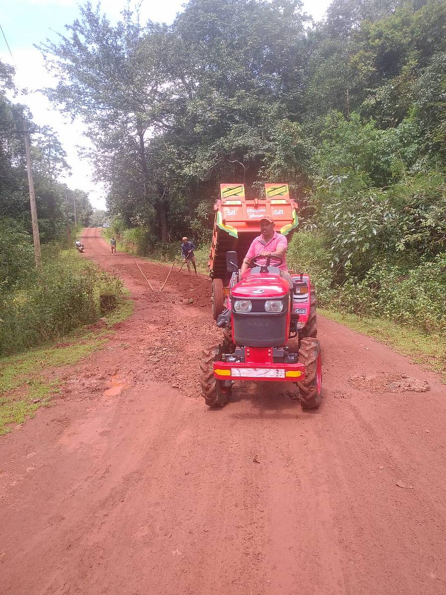 ತುಮರಿ ಗ್ರಾಮದಿಂದ ಅರಬಳ್ಳಿ, ಗೋಳಗೋಡು ಇತರೆ ಹಳ್ಳಿಗಳಿಗೆ ಸಂಪರ್ಕ ಕಲ್ಪಿಸುವ ಹದಗೆಟ್ಟ ರಸ್ತೆಯನ್ನು ಗ್ರಾಮಸ್ಥರು ದುರಸ್ತಿ ಮಾಡಿದರು. 