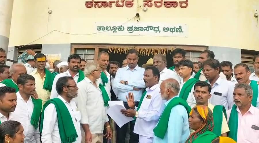 ರಾಜ್ಯ ರೈತ ಸಂಘ ಹಾಗೂ ಹಸಿರು ಸೇನೆ ವತಿಯಿಂದ ಅಥಣಿ ತಹಶೀಲ್ದಾರ್ ಸಿದ್ದರಾಯ ಬೋಸಗೆ ಅವರಿಗೆ ಮನವಿ ಪತ್ರ ಸಲ್ಲಿಸಲಾಯಿತು