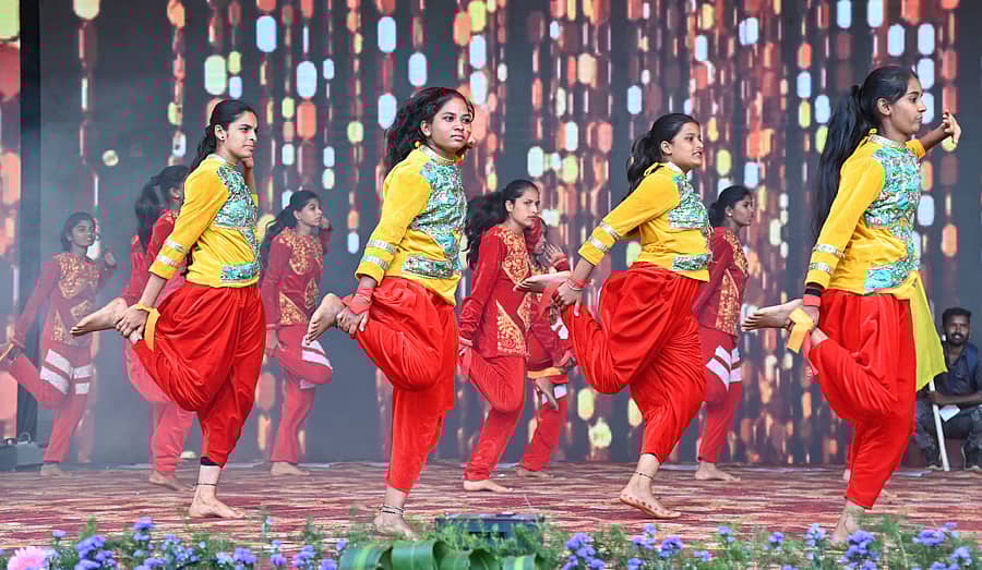 ಮಾನಸ ಗಂಗೋತ್ರಿ ಬಯಲು ರಂಗಮಂದಿರದಲ್ಲಿ ನಡೆದ ಯುವ ಸಂಭ್ರಮದಲ್ಲಿ ಪಿರಿಯಾಪಟ್ಟಣ ತಾಲ್ಲೂಕು ಅಳವಂದೂರಿನ ಸಿದ್ದಣ್ಣಶೆಟ್ಟರ ಸರ್ಕಾರಿ ಪದವಿ ಪೂರ್ವ ಕಾಲೇಜು ವಿದ್ಯಾರ್ಥಿಗಳು ನೃತ್ಯ ಪ್ರದರ್ಶಿಸಿದರು ಪ್ರಜಾವಾಣಿ ಚಿತ್ರ: ಅನೂಪ್ ರಾಘ ಟಿ.