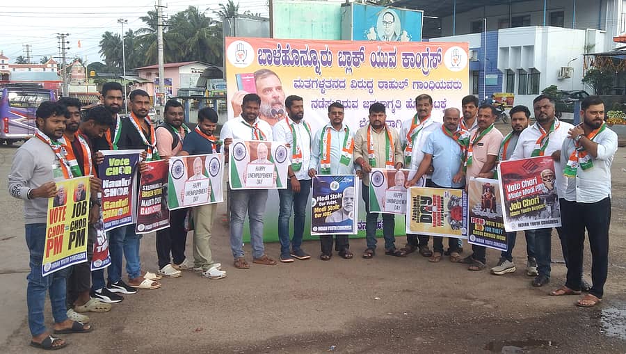 ನರಸಿಂಹರಾಜಪುರದ ಡಾ.ಬಿ.ಆರ್.ಅಂಬೇಡ್ಕರ್ ವೃತ್ತದಲ್ಲಿ ಬುಧವಾರ ಬಾಳೆಹೊನ್ನೂರು ಬ್ಲಾಕ್ ಯುವ ಕಾಂಗ್ರೆಸ್ ಘಟಕದಿಂದ ಪ್ರಧಾನಿ ನರೇಂದ್ರ ಮೋದಿ ಹುಟ್ಟುಹಬ್ಬವನ್ನು ನಿರುದ್ಯೋಗ ದಿನವಾಗಿ ಆಚರಿಸಲಾಯಿತು