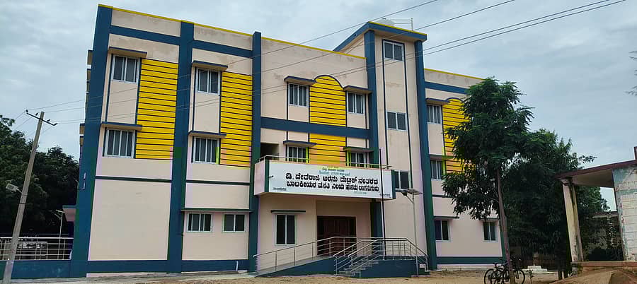 ಲಿಂಗಸುಗೂರಿನ ಹುಲಿಗುಡ್ಡದಲ್ಲಿ ನಿರ್ಮಾಣಗೊಂಡ ಮೆಟ್ರಿಕ್ ನಂತರ ಬಾಲಕಿಯರ ಹಾಸ್ಟೆಲ್ ಕಟ್ಟಡ