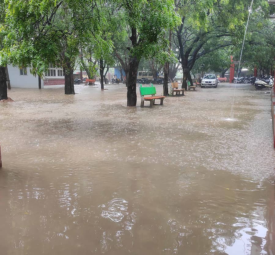 ಶಹಾಪುರ ನ್ಯಾಯಾಲಯದ ಆವರಣದಲ್ಲಿ ಗುರುವಾರ ಸುರಿದ ಮಳೆಗೆ ನೀರು ಸಂಗ್ರಹವಾಗಿದೆ