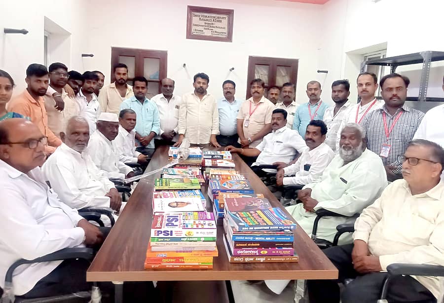 ಕೌಜಲಗಿ ಪಟ್ಟಣದ ಗ್ರಾಮ ಪಂಚಾಯಿತಿ ಗ್ರಂಥಾಲಯಕ್ಕೆ ಸ್ಥಳೀಯ ಕನಕ ಶಿಕ್ಷಣ ಸಂಸ್ಥೆ ಮತ್ತು ಡಾ.ಎಂ.ಎಂ. ದಳವಾಯಿ ಪ್ರೌಢಶಾಲೆಯ ವತಿಯಿಂದ ಉಭಯ ಮುಖ್ಯಸ್ಥರು ಪುಸ್ತಕ ದೇಣಿಗೆ ನೀಡಿದರು