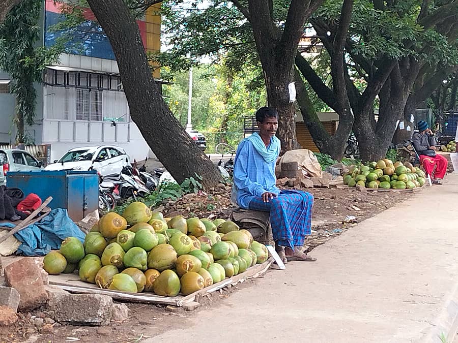 ಹಾಸನದ ಬಿ.ಎಂ. ರಸ್ತೆಯಲ್ಲಿ ವ್ಯಾಪಾರವಿಲ್ಲದೇ ಕುಳಿತಿರುವ ಎಳನೀರು ವರ್ತಕರು