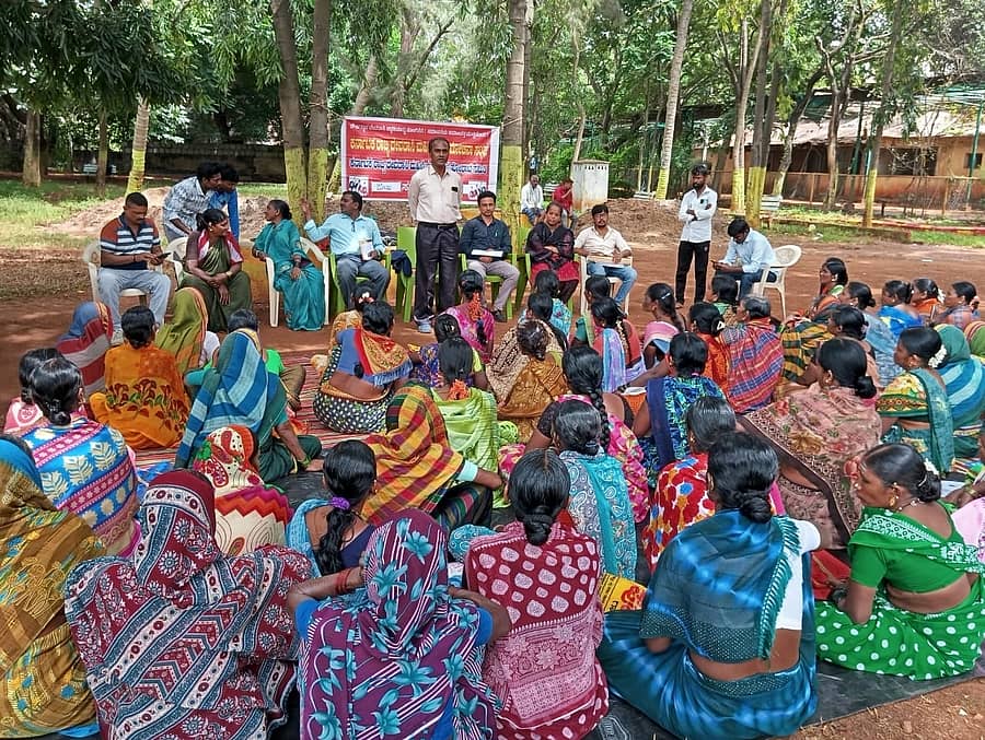 ಗದಗ ನಗರಸಭೆ ಆವರಣದಲ್ಲಿ ಗುರುವಾರ ನಡೆದ ಸಮಾವೇಶದಲ್ಲಿ ರಾಜ್ಯ ದೇವದಾಸಿ ಮಹಿಳೆಯರ ವಿಮೋಚನಾ ಸಂಘದ ರಾಜ್ಯ ಗೌರವಾಧ್ಯಕ್ಷ ಯು.ಬಸವರಾಜ ಮಾತನಾಡಿದರು 