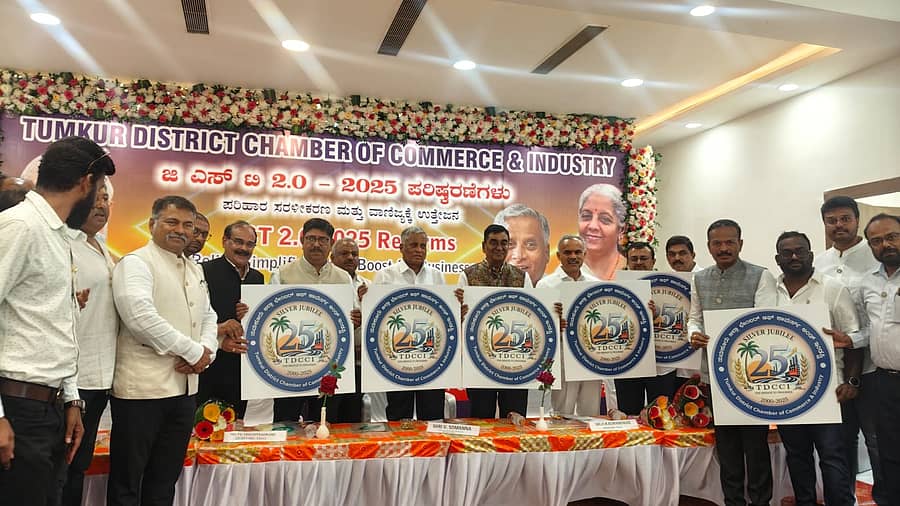 ತುಮಕೂರಿನಲ್ಲಿ ಬುಧವಾರ ವಾಣಿಜ್ಯ ಮತ್ತು ಕೈಗಾರಿಕಾ ಸಂಸ್ಥೆಯ ಬೆಳ್ಳಿಹಬ್ಬ ಆಚರಣೆಯ ಲೋಗೊವನ್ನು ಸಚಿವ ವಿ.ಸೋಮಣ್ಣ ಅನಾವರಣಗೊಳಿಸಿದರು. ಶಾಸಕ ಬಿ.ಸುರೇಶ್ಗೌಡ, ಸಂಸ್ಥೆ ಪದಾಧಿಕಾರಿಗಳಾದ ಪಾಂಡುರಂಗ ಕರಂದವಾಡ, ಸಂಜಯ್, ಶ್ರೀಕಂಠಸ್ವಾಮಿ, ರವಿಶಂಕರ್, ಟಿ.ಜೆ.ಗಿರೀಶ್, ಸುಜ್ಞಾನ್ ಹಿರೇಮಠ್ ಉಪಸ್ಥಿತರಿದ್ದರು