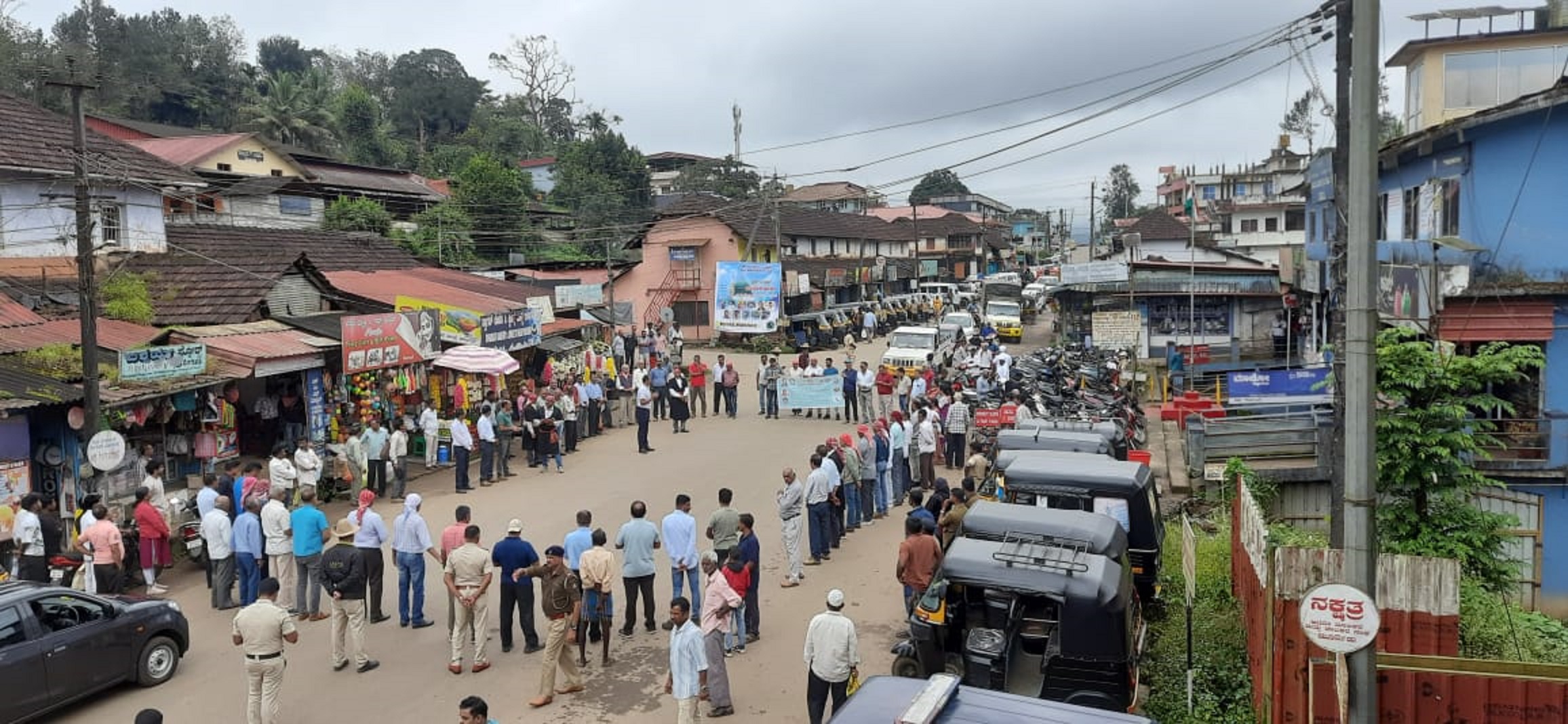 ವಿವಿಧ ಬೇಡಿಕೆಗಳ ಈಡೇರಿಕೆಗೆ ಆಗ್ರಹಿಸಿ ಕೊಡವ ನ್ಯಾಷನಲ್ ಕೌನ್ಸಿಲ್ ಮೂರ್ನಾಡಿನಲ್ಲಿ ಗುರುವಾರ ಮಾನವ ಸರಪಳಿ ರಚಿಸಿತು