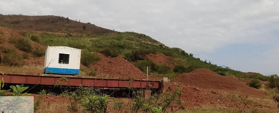 ಜಗಳೂರು ಸಮೀಪದ ಮರೇನಹಳ್ಳಿ ಗುಡ್ಡದಲ್ಲಿ ಕಬ್ಬಿಣದ ಅದಿರು ದಾಸ್ತಾನು ಸಾಗಣೆ ಕಾರ್ಯ ಭರದಿಂದ ನಡೆಯುತ್ತಿದೆ 