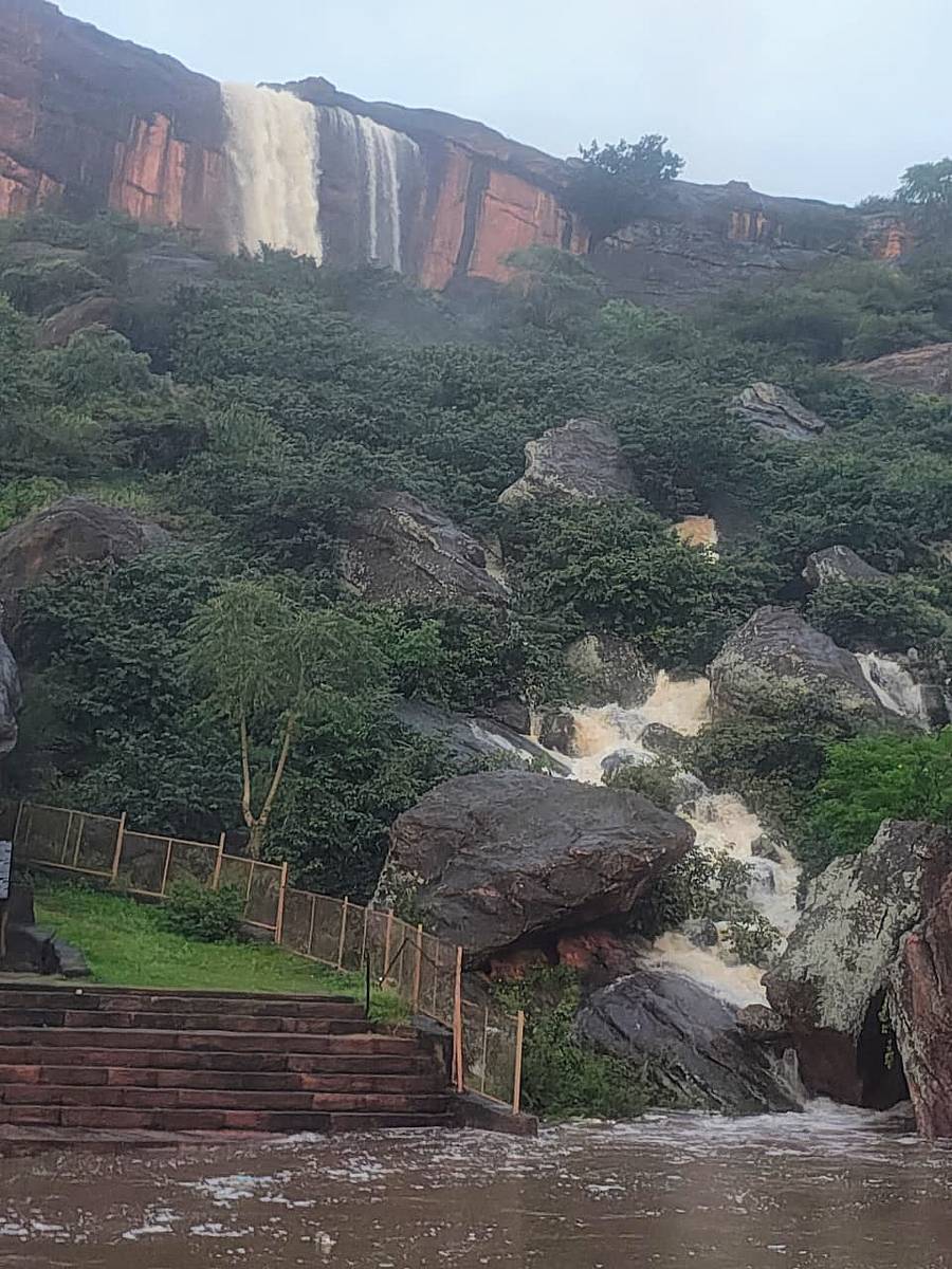 ಬಾದಾಮಿಯ ಅಗಸ್ತ್ಯತೀರ್ಥ ಹೊಂಡದ ಬಳಿ ಇರುವ ಜಲಧಾರೆ ದುಮ್ಮಿಕ್ಕಿ ಬೀಳುತ್ತಿದೆ