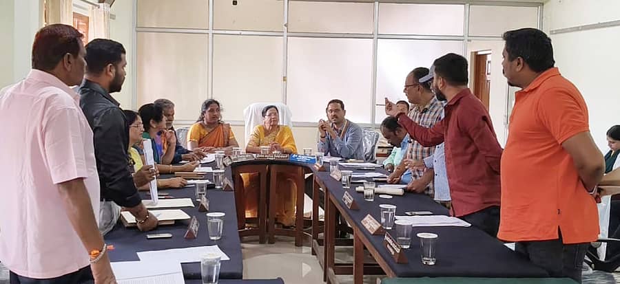 ಸೋಮವಾರಪೇಟೆ ಪಟ್ಟಣ ಪಂಚಾಯಿತಿ ಸಾಮಾನ್ಯ  ಸಭೆ ಗುರುವಾರ ಇಲ್ಲಿನ ಪಟ್ಟಣ ಪಂಚಾಯಿತಿ ಸಭಾಂಗಣದಲ್ಲಿ ಅಧ್ಯಕ್ಷೆ ಜಯಂತಿ ಶಿವಕುಮಾರ್ ಅಧ್ಯಕ್ಷತೆಯಲ್ಲಿ ನಡೆದ ಸಂದರ್ಭ ಸಭೆಯನ್ನು ಬಹಿಷ್ಕರಿಸಿ ಕೆಲವು ಸದಸ್ಯರು ಹೊರ ನಡೆದರು 