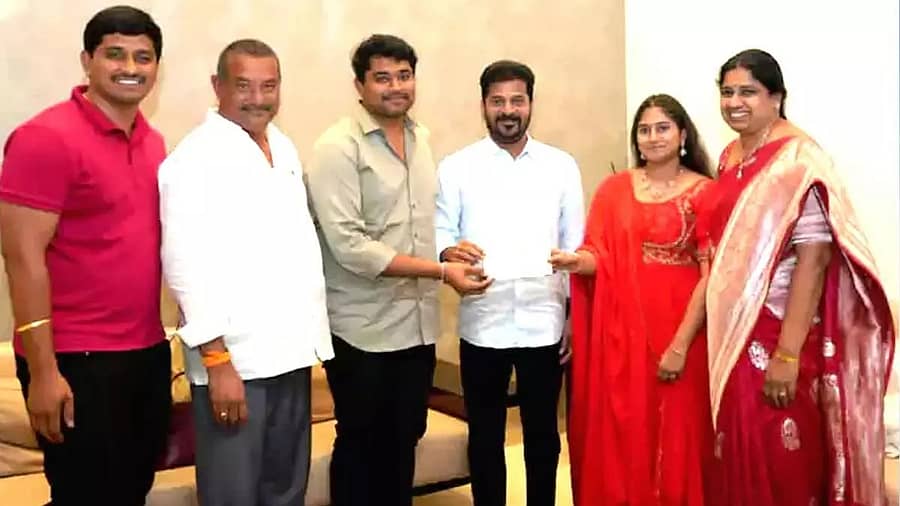 <div class="paragraphs"><p>ದೇಣಿಗೆ ನೀಡಿದ ಶಾಸಕ</p></div>