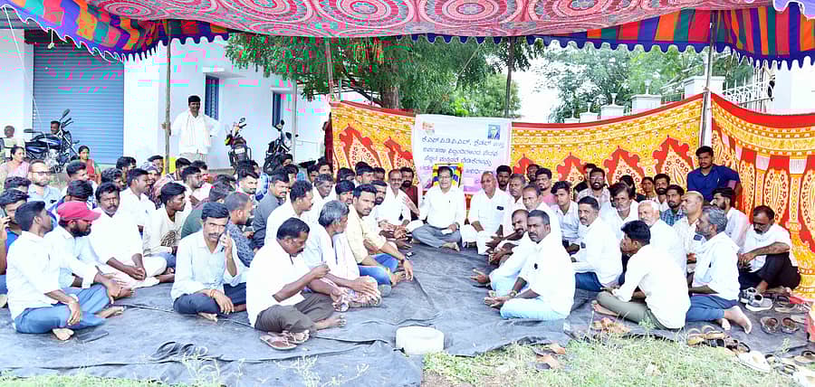 ಪಾವಗಡ ತಾಲ್ಲೂಕಿನ ತಿರುಮಣಿ ಸೋಲಾರ್ ಪಾರ್ಕ್ ಆಡಳಿತ ಕಚೇರಿ ಬಳಿ ಬುಧವಾರ ವಿವಿಧ ಬೇಡಿಕೆ ಈಡೇರಿಸುವಂತೆ ಒತ್ತಾಯಿಸಿ ಕೆಎಸ್ಪಿಡಿಸಿಎಲ್, ಕ್ರೆಡಲ್ ನೌಕರರು ಪ್ರತಿಭಟನೆ ನಡೆಸಿದರು