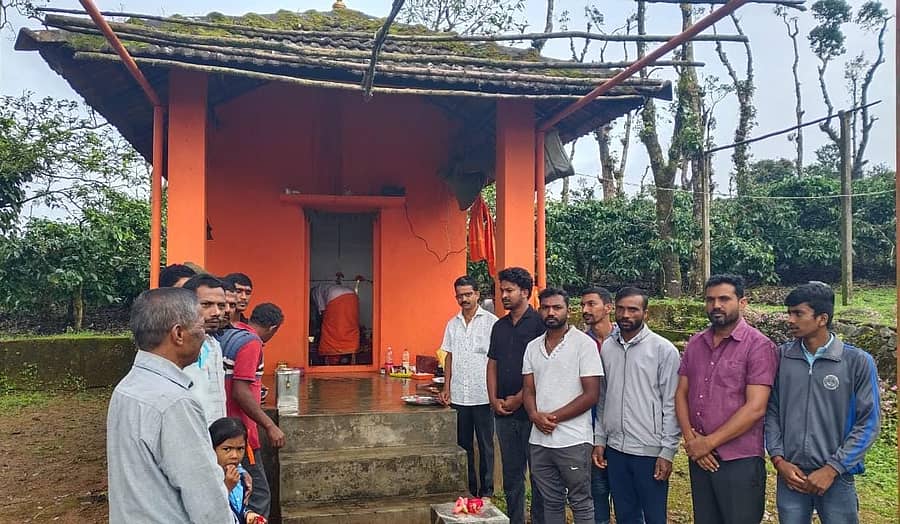 ಚಿಕ್ಕಮಗಳೂರು ಜಿಲ್ಲೆಯ ಮೂಡಿಗೆರೆ ತಾಲ್ಲೂಕಿನ ಹೊಸ್ಕೆರೆ ಗ್ರಾಮದ ಯುವಕರು ಮದ್ಯಪಾನ ಮುಕ್ತಿಗಾಗಿ ವಿಶೇಷ ಪ್ರಾರ್ಥನೆ ನಡೆಸಿದರು