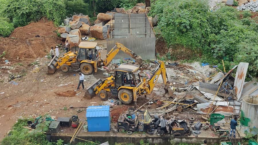 ಆಲಹಳ್ಳಿ ಗ್ರಾಮದಲ್ಲಿ ಅಕ್ರಮ ಕಟ್ಟಡಗಳನ್ನು ತೆರವು ಮಾಡಲಾಯಿತು. 