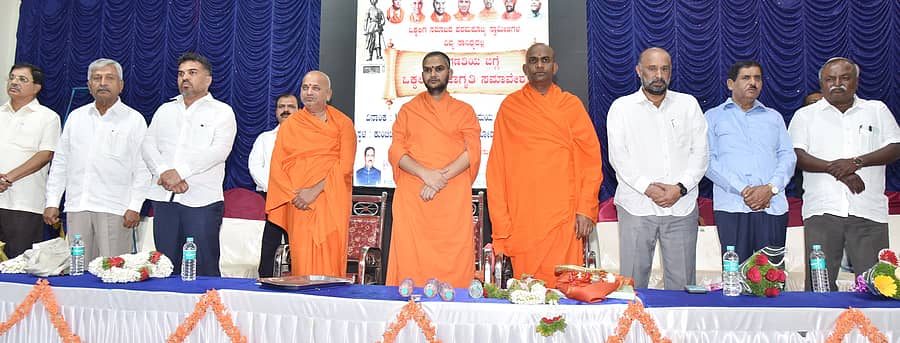 ತುಮಕೂರಿನಲ್ಲಿ ಗುರುವಾರ ಒಕ್ಕಲಿಗ ಸಮುದಾಯದ ಮುಖಂಡರ ಸಭೆ ನಡೆಯಿತು. ನಂಜಾವಧೂತ ಸ್ವಾಮೀಜಿ, ಪ್ರಸನ್ನಾನಂದನಾಥ ಸ್ವಾಮೀಜಿ, ನಿಶ್ಚಲಾನಂದನಾಥ ಸ್ವಾಮೀಜಿ, ಶಾಸಕ ಎಚ್.ಡಿ.ರಂಗನಾಥ್ ಇತರರು ಭಾಗವಹಿಸಿದ್ದರು