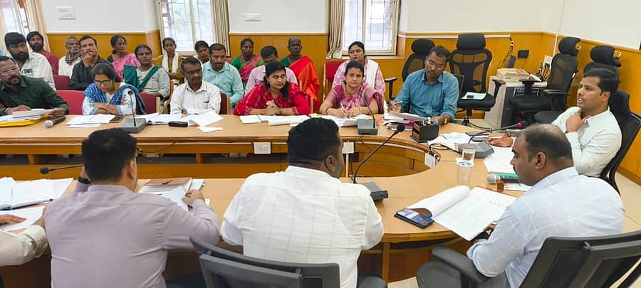 ಮಂಡ್ಯ ಜಿಲ್ಲಾಧಿಕಾರಿ ಕಚೇರಿಯಲ್ಲಿ ಗುರುವಾರ ಆಯೋಜಿಸಿದ್ದ ಅಧಿಕಾರಿಗಳ ಸಭೆಯಲ್ಲಿ ಜಿಲ್ಲಾಧಿಕಾರಿ ಕುಮಾರ ಮಾತನಾಡಿದರು 