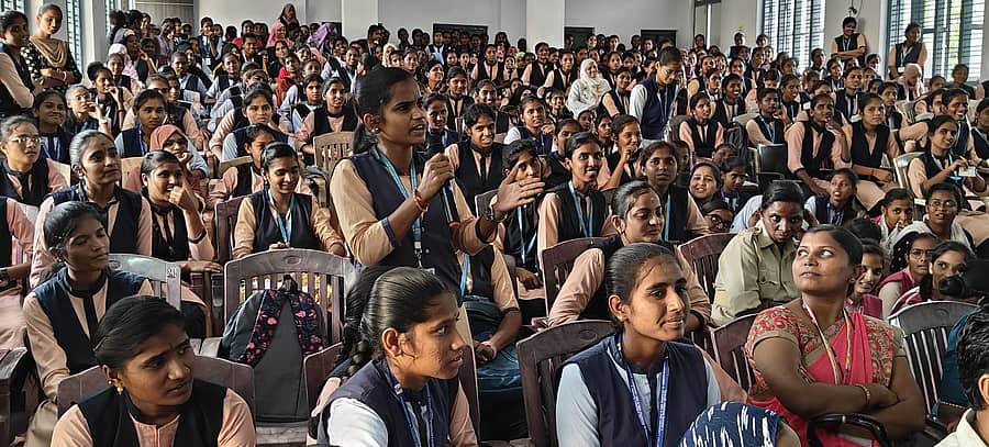 ರಾಯಚೂರಿನ ಎಸ್ಎಸ್ಆರ್ಜಿ ಮಹಿಳಾ ಮಹಾವಿದ್ಯಾಲಯದಲ್ಲಿ ಕರ್ನಾಟಕ ರಾಜ್ಯ ಮಹಿಳಾ ಆಯೋಗ ನಡೆಸಿದ ಪಿಯು ಹಾಗೂ ಪದವಿ ವಿದ್ಯಾರ್ಥಿನಿಯರೊಂದಿಗಿನ ಸಂವಾದ ಕಾರ್ಯಕ್ರಮದಲ್ಲಿ ವಿದ್ಯಾರ್ಥಿನಿಯೊಬ್ಬರು ಮಾತನಾಡಿದರು