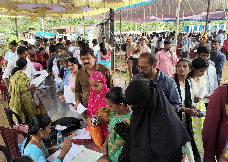 ಶರಾವತಿ ಪಂಪ್ಡ್ ಸ್ಟೋರೇಜ್ ಯೋಜನೆ ಸಂಬಂಧಿಸಿದ ಪರಿಸರ ಸಾರ್ವಜನಿಕ ಆಲಿಕೆ ಸಭೆಯಲ್ಲಿ ಜನರು ಅರ್ಜಿ ಸಲ್ಲಿಸುತ್ತಿರುವುದು