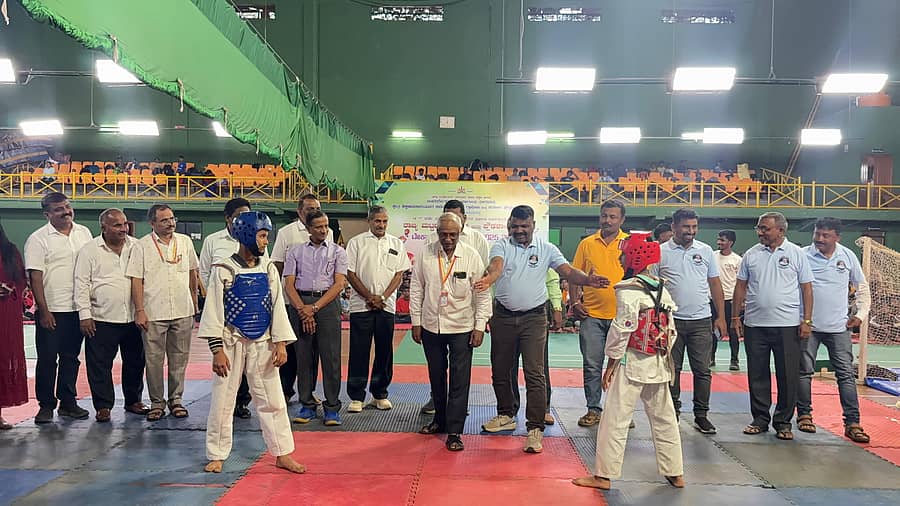 ಧಾರವಾಡದ ಆರ್.ಎನ್.ಶೆಟ್ಟಿ ಒಳಾಂಗಣ ಕ್ರೀಡಾಂಗಣದಲ್ಲಿ ಶುಕ್ರವಾರ ನಡೆದ ಪ್ರಾಥಮಿಕ ಹಾಗೂ ಪ್ರೌಢಶಾಲೆಗಳ ರಾಜ್ಯಮಟ್ಟದ ಟೆಕ್ವಾಂಡೋ ಉದ್ಘಾಟನಾ ಸಮಾರಂಭದಲ್ಲಿ ಪ್ರದರ್ಶನ ಪಂದ್ಯಕ್ಕೆ ಡಿಡಿಪಿಐ ಎಸ್.ಎಸ್.ಕೆಳದಿಮಠ ಚಾಲನೆ ನೀಡಿದರು