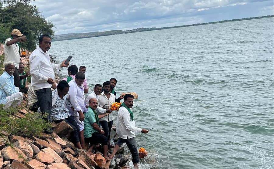 ಸವದತ್ತಿ ಬಳಿಯ ಮಲಪ್ರಭಾ ನದಿಯ ನವಿಲುತೀರ್ಥ ಜಲಾಶಯ ಭರ್ತಿಯಾಗಿದ್ದರಿಂದ ನರಗುಂದದ ರೈತರು ಭಾರತೀಯ ಕಿಸಾನ್ ಸಂಘದ ಜಿಲ್ಲಾ ಸಂಘದ ಅಧ್ಯಕ್ಷ ಎಸ್.ಎಸ್.ಪಾಟೀಲ ನೇತೃತ್ವದಲ್ಲಿ ಬಾಗಿನ ಅರ್ಪಿಸಿದರು