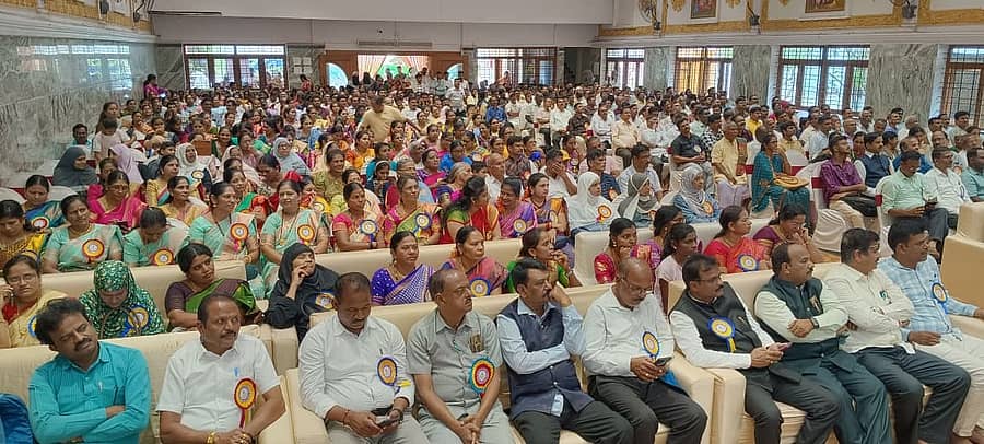 <div class="paragraphs"><p>ಹೊಸಪೇಟೆಯಲ್ಲಿ ಶುಕ್ರವಾರ ನಡೆದ ಜಿಲ್ಲಾ ಮಟ್ಟದ ಶಿಕ್ಷಕರ ದಿನಾಚರಣೆಯಲ್ಲಿ ಪಾಲ್ಗೊಂಡ ಶಿಕ್ಷಕರು&nbsp;</p></div>