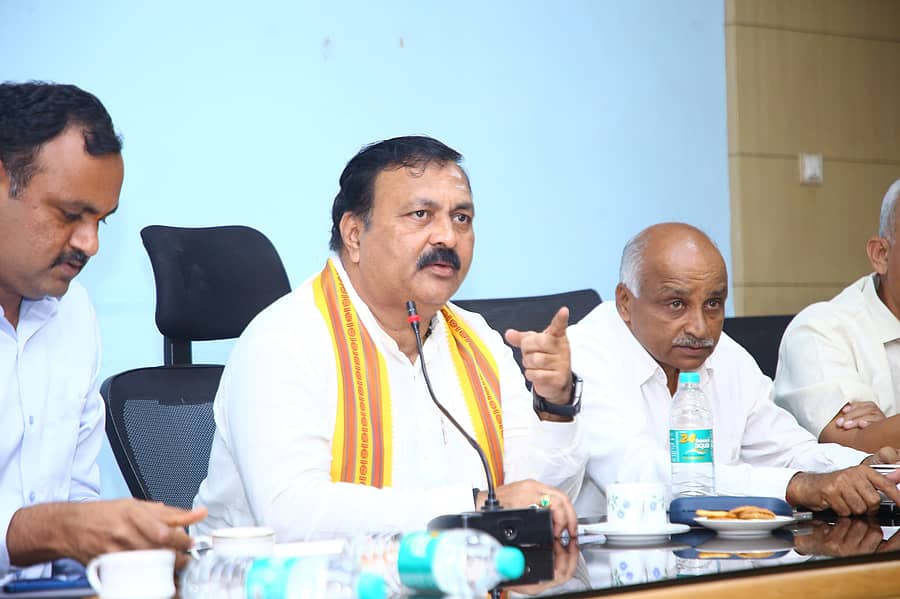 <div class="paragraphs"><p>ಹುಬ್ಬಳ್ಳಿಯ ಪ್ರವಾಸಿ ಮಂದಿರದಲ್ಲಿ ಈಚೆಗೆ ನಡೆದ ಎಲ್‌ ಆಂಡ್‌ ಟಿ ಅಧಿಕಾರಿಗಳ ಸಭೆಯಲ್ಲಿ ಶಾಸಕ ಮಹೇಶ ಟೆಂಗಿನಕಾಯಿ ಮಾತನಾಡಿದರು</p></div>