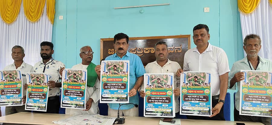 ಅರಣ್ಯವಾಸಿಗಳ ಅರ್ಜಿ ಪುನರ್ ಪರಿಶೀಲಿಸದೆ ತಿರಸ್ಕರಿಸಿದ ಪ್ರಕ್ರಿಯೆ ವಿರುದ್ಧ ಮೇಲ್ಮನವಿ ಸಲ್ಲಿಸುವ ಅಭಿಯಾನದ ಕುರಿತ ಮಾಹಿತಿ ಭಿತ್ತಿಪತ್ರವನ್ನು ಕಾರವಾರದಲ್ಲಿ ಅರಣ್ಯ ಭೂಮಿ ಹಕ್ಕು ಹೋರಾಟಗಾರರು ಪ್ರದರ್ಶಿಸಿದರು.