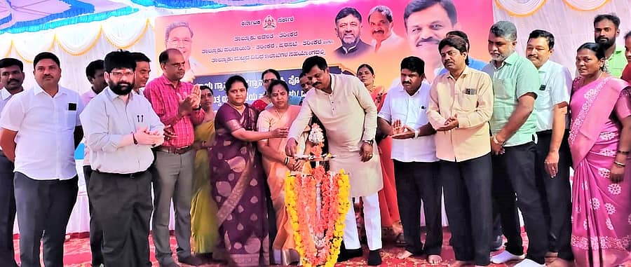 ತರೀಕೆರೆ ಪಟ್ಟಣದ ಬಯಲು ರಂಗಮಂದಿರದಲ್ಲಿ ತಾಲ್ಲೂಕು ಆಡಳಿತದ ವತಿಯಿಂದ ಶುಕ್ರವಾರ ಏರ್ಪಡಿಸಿದ್ದ ಕಂದಾಯ ಗ್ರಾಮ, ಉಪಗ್ರಾಮ, 94ಸಿ, ಪೋಡಿ ಮುಕ್ತ ಗ್ರಾಮ, ಸ್ವಾಮಿತ್ವ ಯೋಜನೆಯ ಹಕ್ಕುಪತ್ರಗಳು, ದಾಖಲೆಗಳು ಹಾಗೂ ವಿವಿಧ ಇಲಾಖೆಗಳ ಫಲಾನುಭವಿಗಳಿಗೆ ಸೌಲಭ್ಯಗಳ ವಿತರಣೆ ಕಾರ್ಯಕ್ರಮ ನಡೆಯಿತು