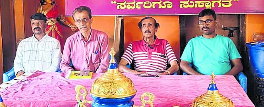 <div class="paragraphs"><p>ಗೋಣಿಕೊಪ್ಪಲು ನಾಡಹಬ್ಬ ದಸರಾ ಸಮಿತಿ ಸಭೆ ಅಧ್ಯಕ್ಷ ಪ್ರಭಾಕರ್ ನೆಲ್ಲಿತ್ತಾಯ ಅವರ ಅಧ್ಯಕ್ಷತೆಯಲ್ಲಿ ಈಚಿಗೆ ಜರುಗಿತು. ಕಾರ್ಯದರ್ಶಿ ಸುದರ್ಶನ್ ಬಾರಿತ್ತಾಯ, ಖಜಾಂಚಿ ರಜಿತ್ ಕುಟ್ಟ, ಸದಸ್ಯ ಎಂ.ಜಿ.ಸುಬ್ರಮಣಿ ಪಾಲ್ಗೊಂಡಿದ್ದರು</p></div>