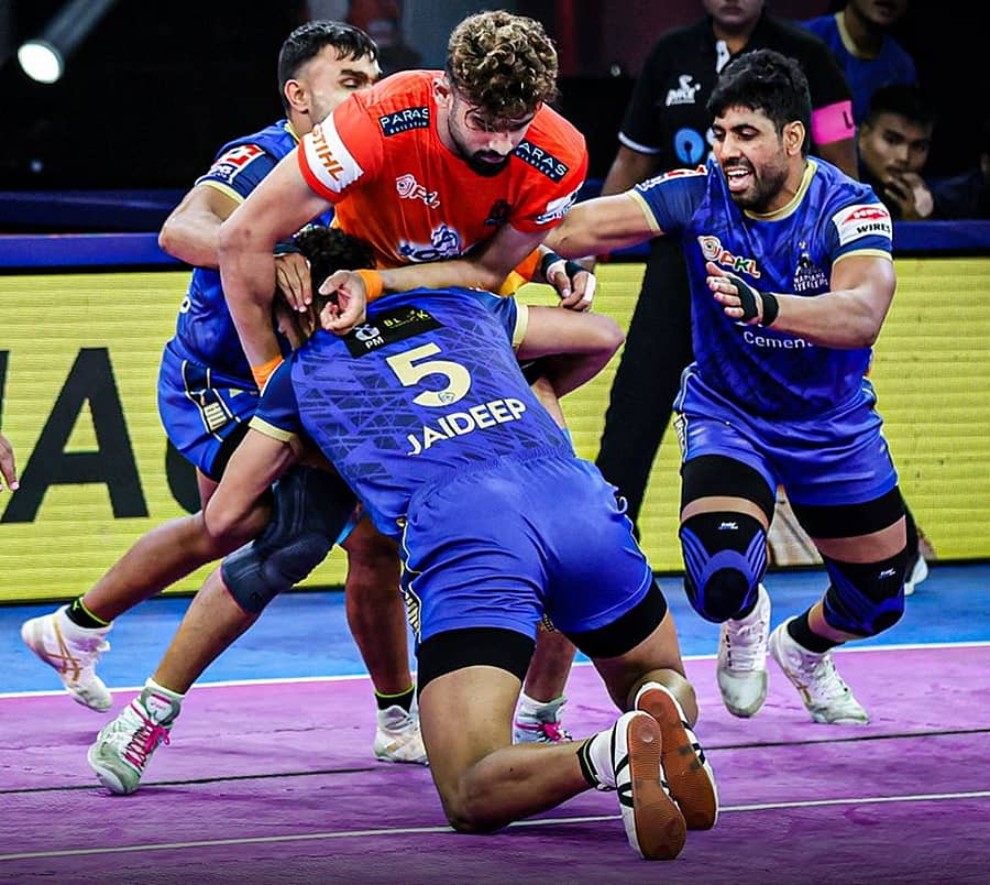 ಪುಣೇರಿ ಪಲ್ಟನ್ ತಂಡದ ರೇಡರ್ನನ್ನು ಟ್ಯಾಕಲ್ ಮಾಡಿದ ಹರಿಯಾಣ ಸ್ಟೀಲರ್ಸ್ ಆಟಗಾರರು