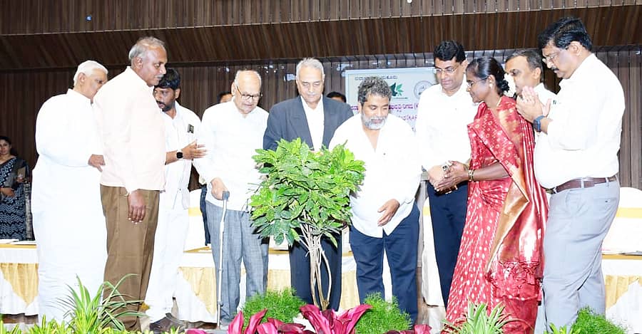 <div class="paragraphs"><p>ತುಮಕೂರಿನಲ್ಲಿ ಶುಕ್ರವಾರ ತೋಟಗಾರಿಕೆ ಬೆಳೆಗಳ ಸಂಸ್ಕರಣೆ ಹಾಗೂ ರಫ್ತು ಕುರಿತು ತಾಂತ್ರಿಕ ಕಾರ್ಯಾಗಾರ ಏರ್ಪಡಿಸಲಾಗಿತ್ತು. ಜಿ.ಪಂ ಸಿಇಒ ಜಿ.ಪ್ರಭು, ಬೆಂಗಳೂರು ಕೃಷಿ ವಿ.ವಿ ವಿಶ್ರಾಂತ ಕುಲಪತಿ ನಾರಾಯಣಗೌಡ, ಕೆಪೆಕ್ ವ್ಯವಸ್ಥಾಪಕ ನಿರ್ದೇಶಕ ಸಿ.ಎನ್.ಶಿವಪ್ರಕಾಶ್, ತೋಟಗಾರಿಕೆ ಜಂಟಿ ನಿರ್ದೇಶಕ ಎಂ.ವಿಶ್ವನಾಥ್ ಉಪಸ್ಥಿತರಿದ್ದರು.</p></div>