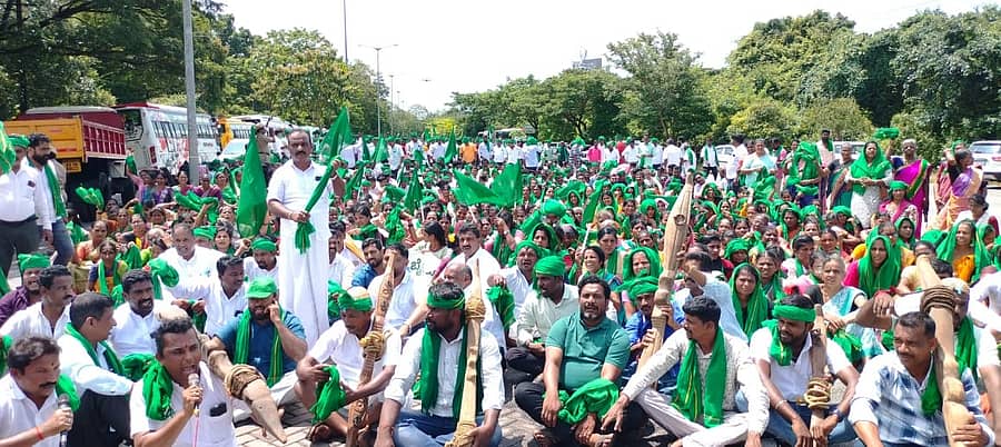 <div class="paragraphs"><p>ಉಡುಪಿ: TP ವ್ಯಾಪ್ತಿಯಿಂದ ಹಳ್ಳಿಗಳನ್ನು ಕೈ ಬಿಡಲು ಆಗ್ರಹಿಸಿ ರೈತರಿಂದ ಪ್ರತಿಭಟನೆ</p></div>