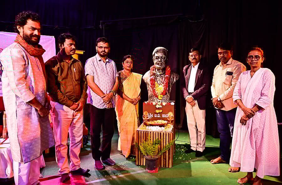 <div class="paragraphs"><p>ಕಲಬುರಗಿಯ ರಂಗಾಯಣದಿಂದ ಶುಕ್ರವಾರ ನಡೆದ ಬಿ.ವಿ. ಕಾರಂತರ ರಂಗನಿನಾದ ಕಾರ್ಯಕ್ರಮದಲ್ಲಿ ಬಿ.ವಿ.ಕಾರಂತರ ಮೂರ್ತಿಗೆ ಪುಷ್ಪ ನಮನ ಸಲ್ಲಿಸಲಾಯಿತು. ರಾಘವ ಕಮ್ಮಾರ, ಸಿದ್ರಾಮ ಸಿಂದೆ, ಬಸವರಾಜ ಹೂಗಾರ, ಸುಜಾತಾ ಜಂಗಮಶೆಟ್ಟಿ, ಕುಲಸಚಿವ ಪ್ರೊ.ರಮೇಶ ಲಂಡನಕರ್, ಅಣ್ಣಾಜಿ ಕೃಷ್ಣಾರೆಡ್ಡಿ, ಹಾಗೂ ಜಗದೀಶ್ವರಿ ನಾಸಿ ಚಿತ್ರದಲ್ಲಿದ್ದಾರೆ. ಪ್ರಜಾವಾಣಿ ಚಿತ್ರ </p></div>