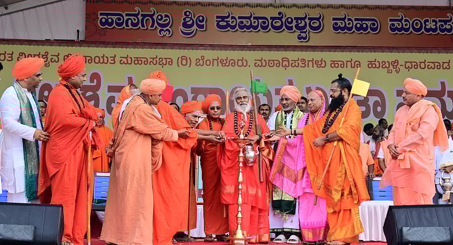 ಹುಬ್ಬಳ್ಳಿಯ ನೆಹರೂ ಮೈದಾನದಲ್ಲಿ ಶುಕ್ರವಾರ ನಡೆದ ವೀರಶೈವ ಲಿಂಗಾಯತ ಏಕತಾ ಸಮಾವೇಶದಲ್ಲಿ ವಿವಿಧ ಮಠಾಧೀಶರು ಪಾಲ್ಗೊಂಡಿದ್ದರು.
–ಪ್ರಜಾವಾಣಿ ಚಿತ್ರ