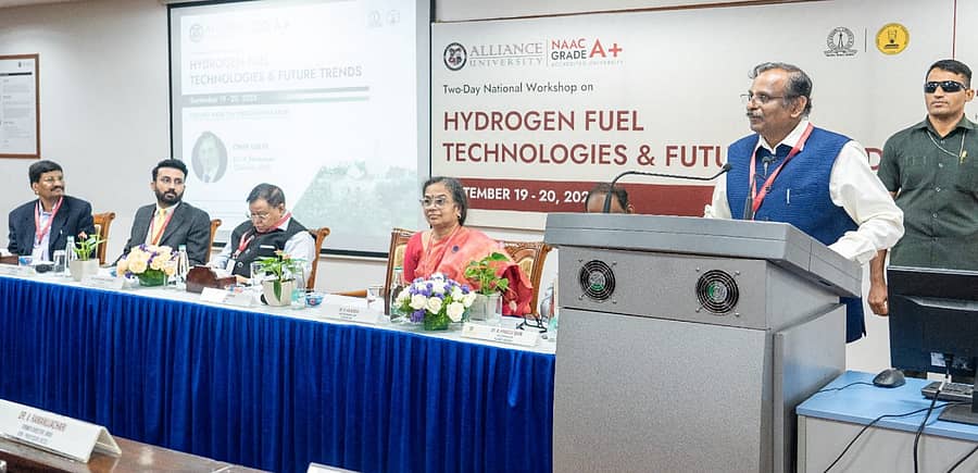 ಆನೇಕಲ್ನ ಅಲಯನ್ಸ್ ವಿಶ್ವವಿದ್ಯಾಲಯ ಮತ್ತು ಭಾರತೀಯ ವಿಜ್ಞಾನ ಸಂಸ್ಥೆ (ಐಐಎಸ್ಸಿ) ಸಹಯೋಗದಲ್ಲಿ ಆಯೋಜಿಸಿದ್ದ ಕಾರ್ಯಾಗಾರದಲ್ಲಿ ಇಸ್ರೋ ಅಧ್ಯಕ್ಷ ಡಾ.ವಿ.ನಾರಾಯಣ್ ಮಾತನಾಡಿದರು