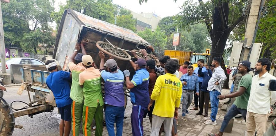 ಮಹದೇವಪುರ ವಿಭಾಗದ ವಿವಿಧೆಡೆ ಪಾದಚಾರಿ ಮಾರ್ಗದ ಒತ್ತುವರಿಯನ್ನು ತೆರವು ಮಾಡಲಾಯಿತು.