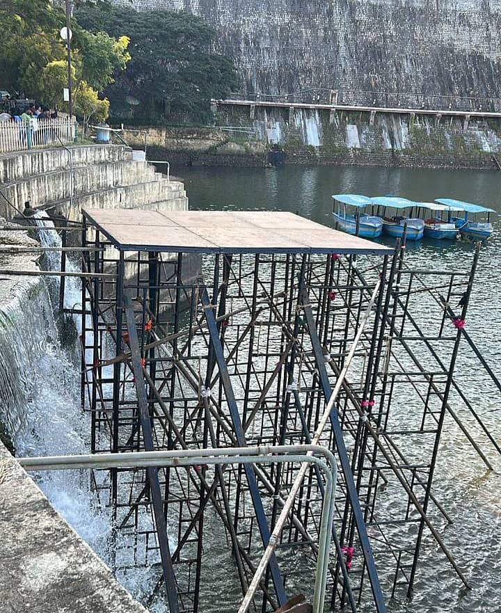 ಶ್ರೀರಂಗಪಟ್ಟಣ ತಾಲ್ಲೂಕಿನ ಕೆಆರ್‌ಎಸ್‌ನ ಬೃಂದಾವನದ ಬಳಿ ಕಾವೇರಿ ಆರತಿ ಮಾಡಲು ಅಟ್ಟಣಿಗೆ ಕಟ್ಟುತ್ತಿರುವುದು