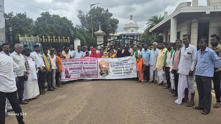 ಗದಗ ರೈಲ್ವೆ ನಿಲ್ದಾಣಕ್ಕೆ ಪಂಡಿತ್ ಪುಟ್ಟರಾಜ ಕವಿ ಗವಾಯಿಗಳ ಹೆಸರು ನಾಮಕರಣಕ್ಕೆ ಆಗ್ರಹಿಸಿ ಕ್ರಾಂತಿ ಸೇನೆ ಸೇರಿದಂತೆ ವಿವಿಧ ಸಂಘಟನೆಗಳ ಆಶ್ರಯದಲ್ಲಿ ಶುಕ್ರವಾರ ಪ್ರತಿಭಟನೆ ನಡೆಯಿತು