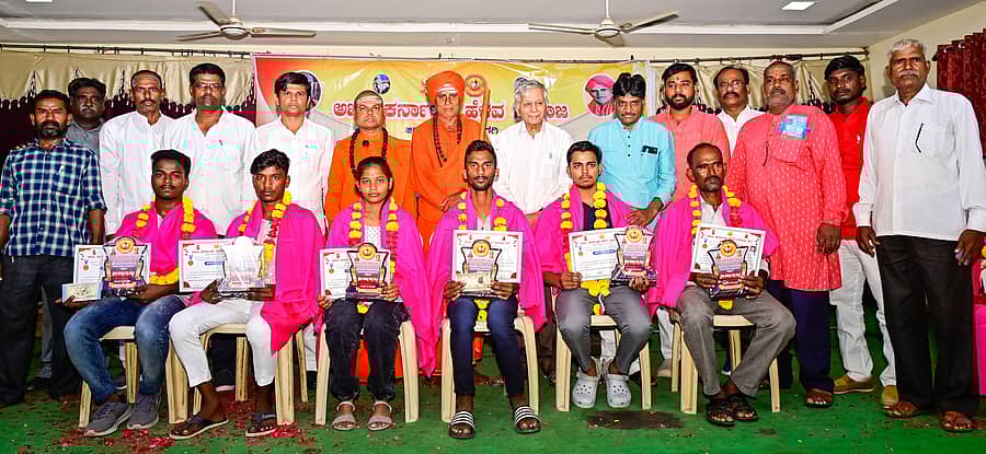 ಕಲಬುರಗಿಯ ಕನ್ನಡ ಭವನದಲ್ಲಿ ಅಖಿಲ ಕರ್ನಾಟಕ ಹೆಳವ ಸಮಾಜದಿಂದ ಶುಕ್ರವಾರ ನಡೆದ ಪ್ರತಿಭಾ ಪುರಸ್ಕಾರ ಕಾರ್ಯಕ್ರಮದಲ್ಲಿ ಸಾಧಕ ವಿದ್ಯಾರ್ಥಿಗಳಿಗೆ ಪ್ರತಿಭಾ ಪುರಸ್ಕಾರ ಪ್ರದಾನ ಮಾಡಲಾಯಿತು. ಬಸವಭೃಂಗೇಶ್ವರ ಸ್ವಾಮೀಜಿ, ಶಂಕರಲಿಂಗ ಸ್ವಾಮೀಜಿ, ಎಸ್.ಕೆ.ಕಾಂತಾ ಸೇರಿ ಹಲವರು ಇದ್ದರು –ಪ್ರಜಾವಾಣಿ ಚಿತ್ರ