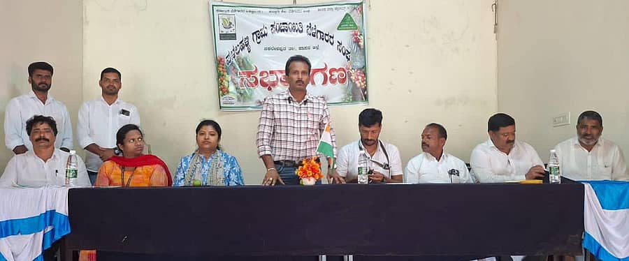 ಹೆತ್ತೂರು ಹೋಬಳಿಯ ವಳಲಹಳ್ಳಿಯಲ್ಲಿ ಶುಕ್ರವಾರ ಕಾಫಿ ಬೆಳೆಗಾರರ ನೋಂದಣಿ ಅಭಿಯಾನದಲ್ಲಿ ಪ್ರದೀಪ್ ಮಾತನಾಡಿದರು